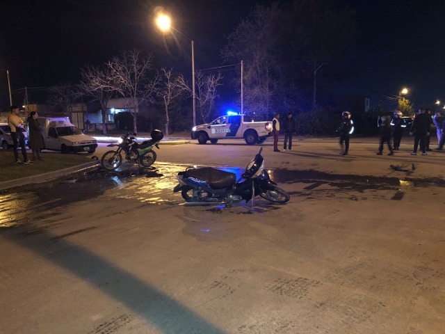 Fuerte choque entre una camioneta y una moto: un herido